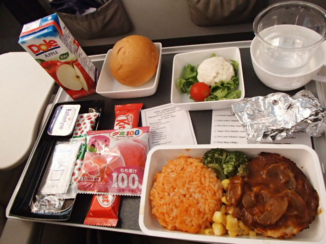 子ども用機内食。なぜか、赤ちゃん用の機内食が出てこなかった往路でした…
