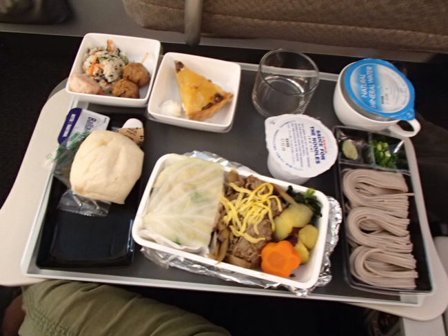 私は、シンガポール航空就航７０周年記念機内食。松茸ご飯と牛肉のしぐれ煮。