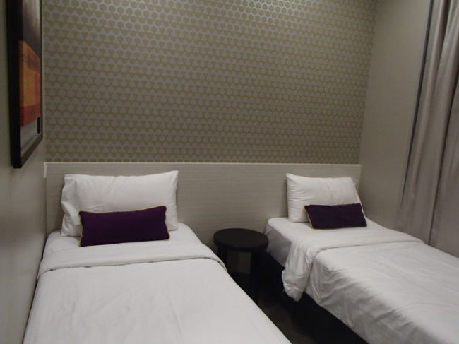 チャンギ空港でお金を３万円分換金して、日本旅行の現地係員さんのお迎えでホテルまで。今回のホテルは、Vホテルベンクーレンです。<br /><br />なんと、今月隣に地下鉄が開通して、ベンクーレン駅まで徒歩３０歩！！！めっちゃ便利なホテルです、ここ。ホテルの隣に換金所と、コンビニもあるし。すごく便利でした。