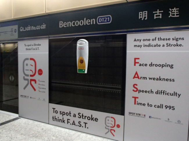 できたてのベンクーレン駅から、さっそく２０時からのマリーナベイサンズのスペクトラ（光のショー）を見に行くつもりがもたもたしてしまい、結局２１時の回を見に行くことになりました。<br /><br />今回２泊４日のツアーなので、夜も有効に使わないとね。子どもたちは機内で寝ていたので、元気いっぱいでした、