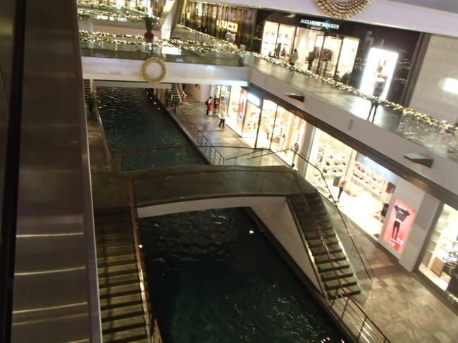 マリーナベイサンズは高級ブランド店が軒を連ねていました。クリスマスの飾り付けもきれいでした～♪