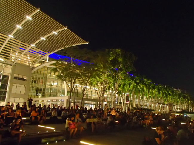 ２１時まであと１０分。このくらいの混雑具合なら余裕ですね。香港のほうが混んでたような気がします。しかもこんなふうにゆっくり座れないし。