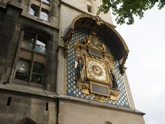 コンシェルジュリー左端の四角の塔の戸外に取り付けられたパリ最古の公共時計。リニューアルされたばかりのようで綺麗です。