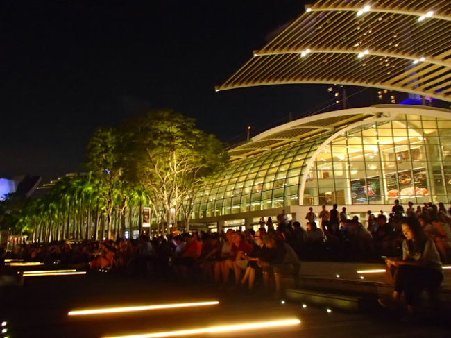 マリーナベイサンズ、きれいです。２１時すぎても全然危険な雰囲気のない街ですね。治安のよさを感じます。