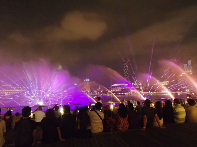 坂本龍一の戦場のメリークリスマスなどの曲もあり、すてきなショーでした☆<br />１歳、５歳児も、おとなしく、食いついてみてました。