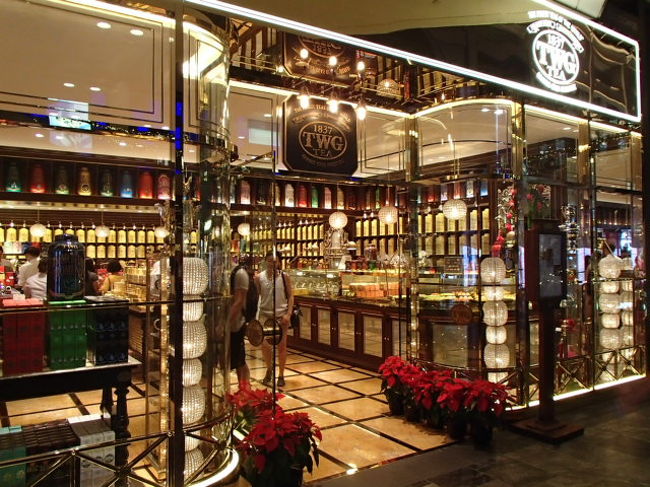 シンガポールといえば、トワイニングの紅茶ですね。こちらもクリスマス一色！