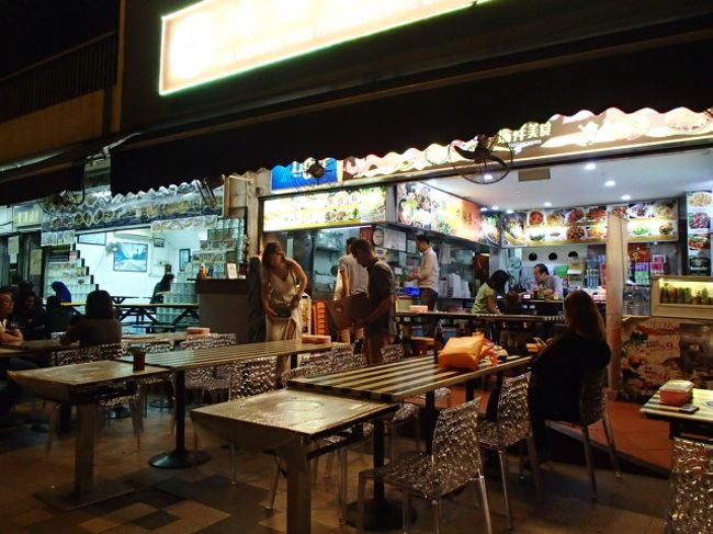 マリーナベイサンズ、やっぱりテレビや本で見た通り、すばらしかったです。<br /><br />さて、２２時近いですが、バンクーレン駅まで戻ってきて、夕飯です。