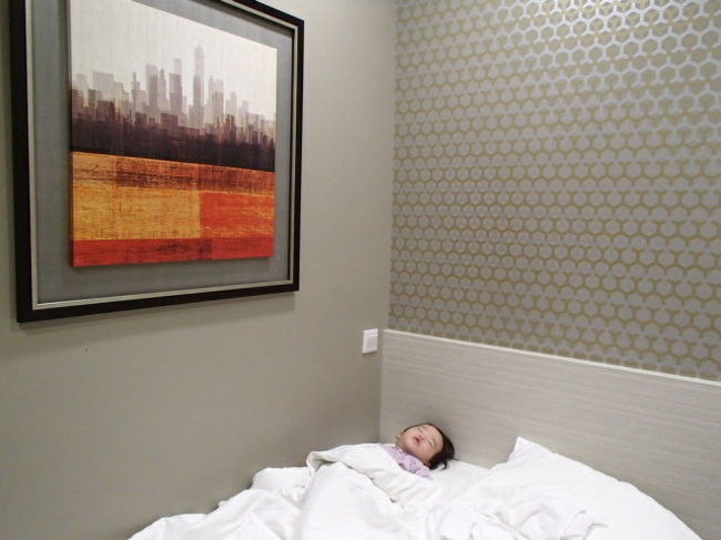 ２２時半、ホテルへ戻りシャワーを浴びて、なんとか子どもたちは２３時前に寝かせられました。時差が１時間しかないので、子連れ旅行にはいいと思います、シンガポール。街はきれいだし☆