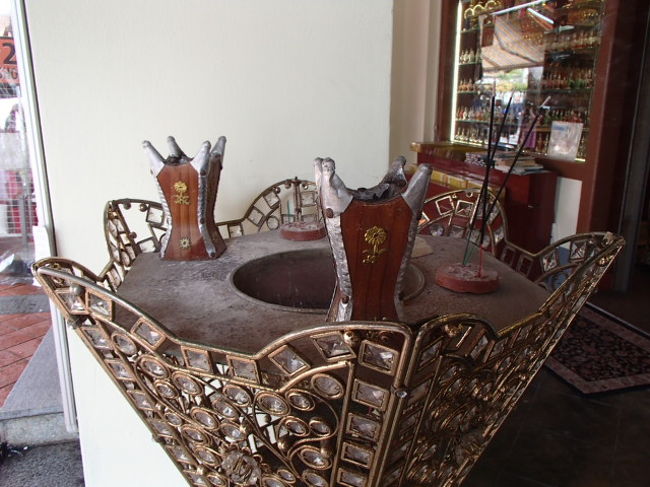 店先ではお香を焚いている