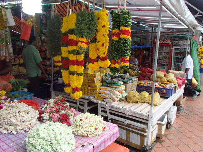 お供え用のお花や果物がたくさん売られていました。