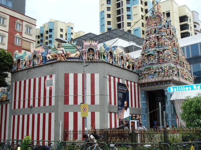 ヒンドゥー教の寺院へ。スリヴィラマカリアマン寺院です。はだしで入ってみます。