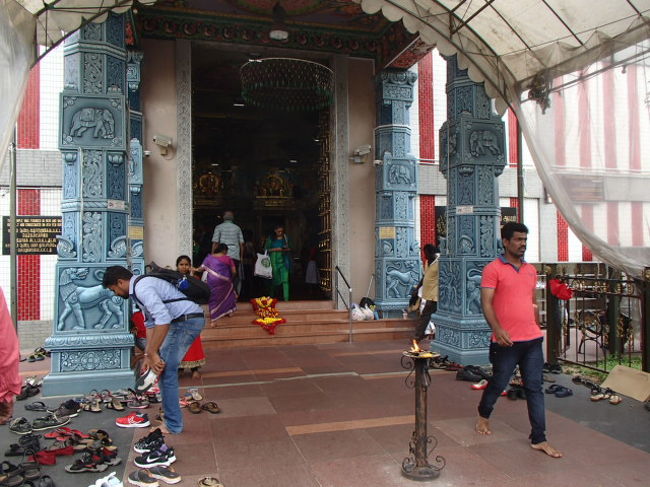 娘、圧倒されたようで、土下座とかしながら熱心に祈る信者たちに衝撃を受けていました。<br />そして、「ママ、もう出ようよ、ここ」と。。。