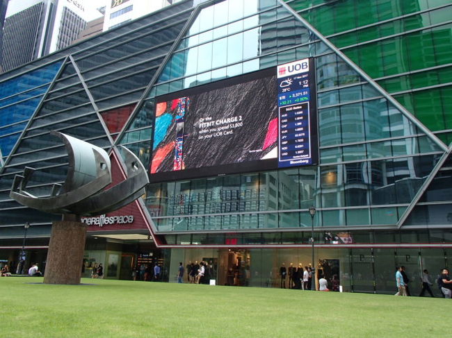 さて、お次はラッフルズプレイスへやってきました。<br /><br />おー！近代的な町！リトルインディアから来たから、なおさらそう感じます。