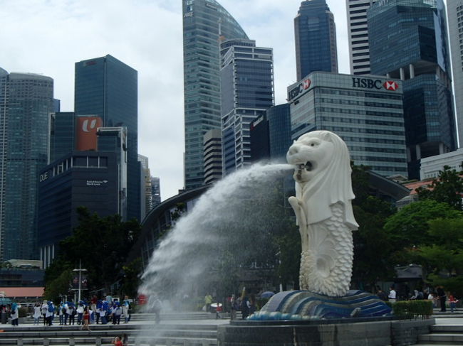 楽しみにしていたマーライオン公園です！！<br /><br />ここで娘は水を口に入れる写真や、マーライオンとキスする写真や修行僧の写真などなど、面白写真をたくさん撮りました。ほかの観光客も楽しそうに思い思いのポーズをとっていました。