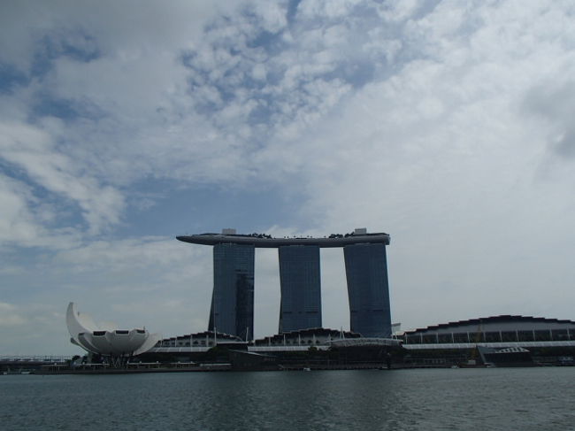 いい天気！しかし、暑い！！マリーナベイサンズのプールは混んでいるでしょうね。
