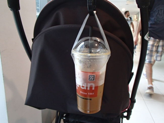 １．５ドルでアイスコーヒーも買えるし。バッグみたいに吊るして持ち運ぶのは初めてです。