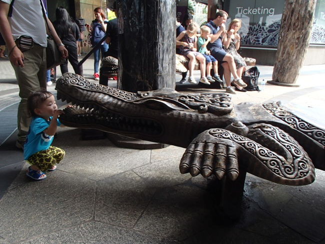 ガーデンズバイザベイの入場料は無料ですが、ガーデン内のクラウドフォレストとフラワードームは有料です。２８ドルだっけ？シンガポール航空の搭乗券を見せると、１０％オフになりました。<br />しかし、前述した７０周年キャンペーン利用すれば７０％オフだったんだよね。ショック～～～～気を取り直して、いざ、参らん！！