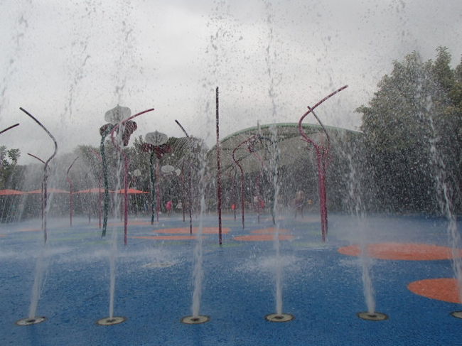 子どもたちテンションアップのチルドレンガーデン。２人とも、超テンションあげあげで走り回っていました。<br /><br />監視員も１０人近くいて、少しでも大人が入ろうとすると笛を吹いて追いかけてきて、とにかく安全。