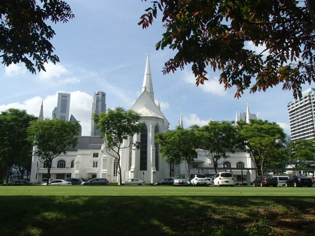 シティホール駅で降りて、セントアンドリュース教会へ。<br /><br />母は教会というものに行ったことがないというので、初めて本物の教会へはいりました。たまたま、この日は結婚式があって、花嫁さんも見れました。お幸せに～☆