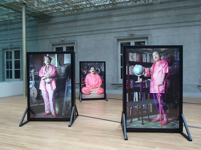 続いて、去年できたばかりのナショナルギャラリーへ。<br /><br />とにかく大きい！！そしてキレイ！！<br /><br />このアートはなんだろう。リリーフランキーがオウム真理教みたいな恰好をしてる？このおじさんはシンガポールでは有名みたいです。機内誌にも出てました。