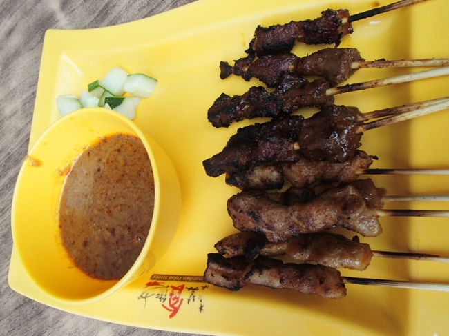 屋台で、サテ―を注文。１０本以上でないと注文受けてもらえません。１本０．９ドル。炭火焼きでおいしい。