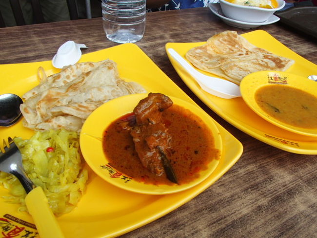 カレー。チーズ入りのナンがおいしい☆☆１セット１０ドルくらい。