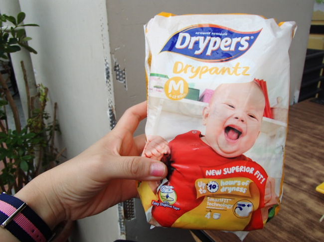 息子のおむつがなくなったので、４枚入り１．５ドルのおむつを購入。マレーシア製で、パンツタイプでしたよ！！なんとかなるもんだ笑