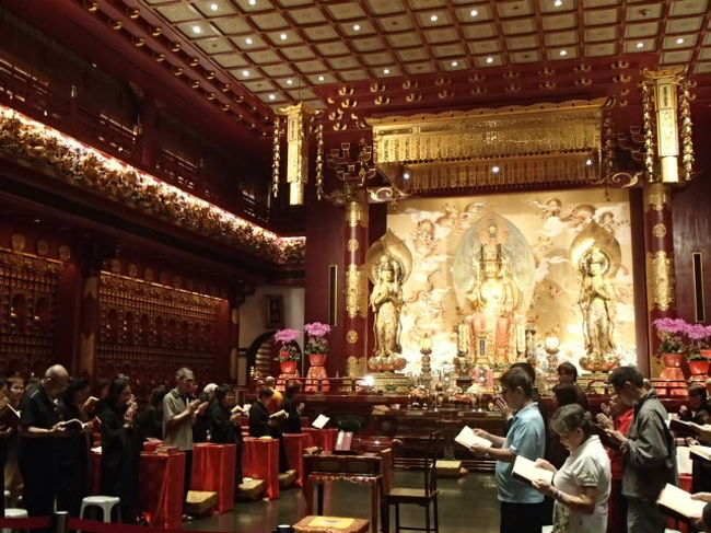 檀家さんが大きい声で読経を読んでいました。すごい迫力。すばらしくきれいなお寺です。