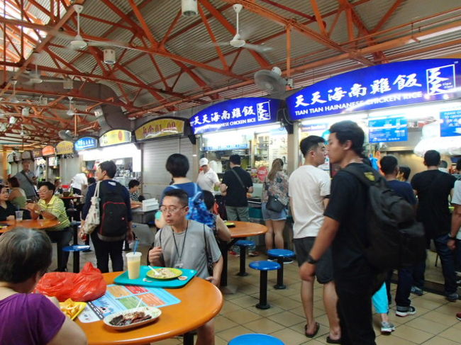 マックスウェルフードセンターでチキンライスのNO1人気店のチキンライスを食べます！！！！<br />５．５ドル。