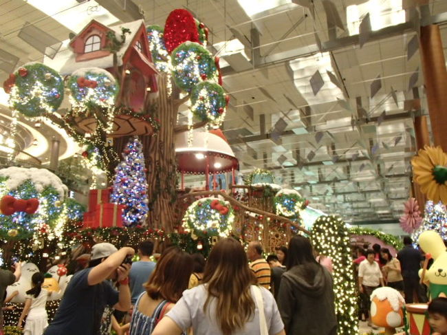 ショー！すごい人。子連れめっちゃ多い。