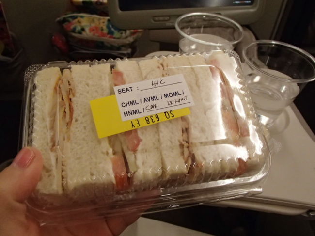 子ども用サンドイッチは成田に着いてから朝食にあげました。