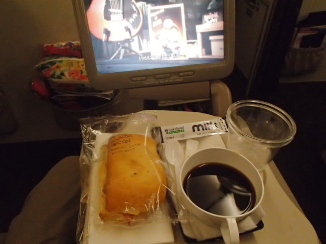 夜食。大人にはチキンフォカッチャ。