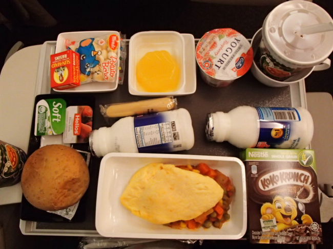 子ども用朝食。持ち帰れるものだけバッグへ。娘は結局成田にランディングしてもまだ寝てた。ほんとに楽なフライトでした。
