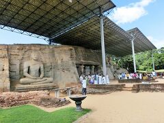 『ガル・ヴィハーラ(Gal Vihara)』

ランカティラカからまたバスで数分走った所にあるこちらあるのが、最高傑作の仏像群と呼ばれる、ガル・ヴィハーラ。

御影石の岩山から彫り出された巨大な一枚岩に4つの仏像が彫られています。(もう書くのすら疲れてきたけど、無論土足厳禁)