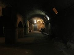 ローマ時代の地下回廊
目が慣れるまで何も見えない！っていうくらい、真っ暗なトンネルのような倉庫のような場所。回廊というだけあってけっこう奥まで続いています。貴重な古代ローマの遺跡なのでしょうが、あまりに暗くてちょっと怖かったです…（＾＾；）
