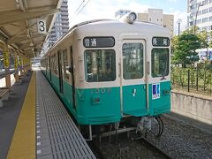 ことでんの旅スタートです。高松築港駅は、お城の横になりますが、なんとなく都会の駅ですね。最初の電車はラインカラーが緑色の長尾線直通の長尾行き。めざすお店は、長尾線の駅なのでちょうどよかったです。車両は元京急の1000系の1300系。京急時代は赤い電車でしたが、高松では明るい色に変わりました。こちらのカラーも似合っていますね。