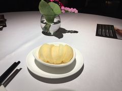 本日ランチは、新同楽（尖沙咀）へ。
つきだしのリンゴ。

飲茶ランチは、お茶オーダーが定石ですが、飲みたいので、ドリンクメニューをお願いするも、、、通じず（英語）。。
勝手にジャスミンティーが出てきた。おいおい。

頼んでいない、とクレーム。
別の人が出てきて、やっと通じました・泣