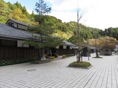 帰り道で、道の駅「萩往還」に立ち寄る。ここで無料の松陰記念館に入場。複製が並んでいるので、無料なのだが、啓蒙的な施設としては悪くない。有難いのは写真撮影が可能なので、どんな字で書かれているのか、確認できるのが有難い。

記念館の前には維新の志士達や松陰の弟子達の像がある。道の駅というには、あまりに真剣な場所！