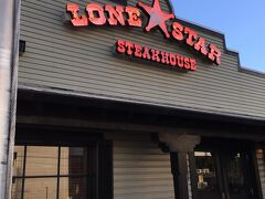 赤いシャトルバスを利用して終点のGPOまで。そこから徒歩で7分程、到着初日のDinnerはLone Star Steakhouse