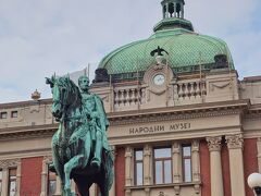 国立博物館前にはミハイロ公の騎馬像。
オスマン帝国に対抗してバルカン連邦構想を唱道した、
近代セルビア随一の明君として評価されているんだって。