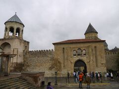 要塞としても使用されていたらしく、城壁に囲まれた聖堂です