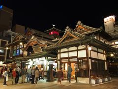 商店街を抜けて、まずはここにやって来ました。

「道後温泉本館」

道後温泉に来たらこれは見とかないとですよねー。
温泉に入るために行列ができてます。
「入ってみたい？」と両親に聞いたら、「待つなら入らなくていい」とのことだったので、建物だけ眺めて見学。

