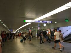 S2路線はW-wa  SRODMIESCIE駅に到着。この駅は少し歩くとWarszawa Centralena駅と繋がっている。
地下2階にあるホームから1階に上ったところ。ここは駅地下商店街があり、切符売り場窓口や券売機、コインロッカーや荷物預け所などがある。