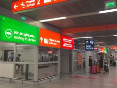 8月3日14:25
定刻通りワルシャワ・フレデリック・ショパン空港へ到着。
この空港、思ったより大きく乗り継ぎ客も多数！そしてシェンゲン圏内客／非シェンゲン圏客に出口が分かれていたりと、ちょっと難易度高し。

ワルシャワ市内に出るためには、非シェンゲン圏客のゾーンを進んで入国審査(兼シェンゲン圏入国審査)を受け、とにかくトランジットゾーンを脱出し、写真のオレンジマークの街の表示を目指して進むのが◎。