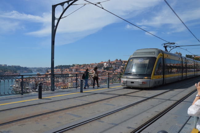 地下鉄に乗って代表的なワインセラー、サンデマンに行く。ドン・ルイス１世橋を渡って直ぐのジャルディン・ド・モーロ駅で降りる。