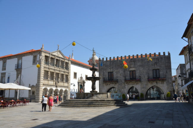 町の中心レプリカ広場。１６世の建物が並ぶ。正面が旧市庁舎。その左がミゼリコルディア教会。<br />