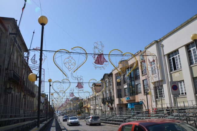 ヴィアナ・ド・カステロは緑豊かなリマ川の河口に開けた美しい町。１３世紀にアフォンソ３世が建設。人口９万人。<br />残念ながらお祭りは数日後で、メインストリートの電飾看板が準備されていただけだった。