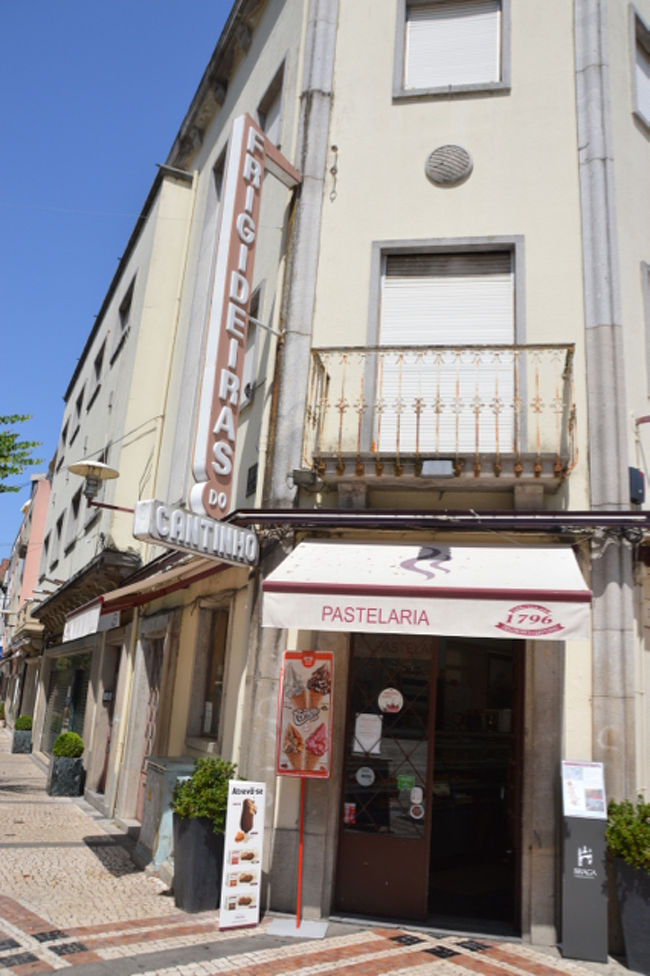 すぐ近くにフリジデイラというミートパイが有名な店、フリジデイラ・ド・カンティーニョというレストランがあった。軽く軽食を取る。