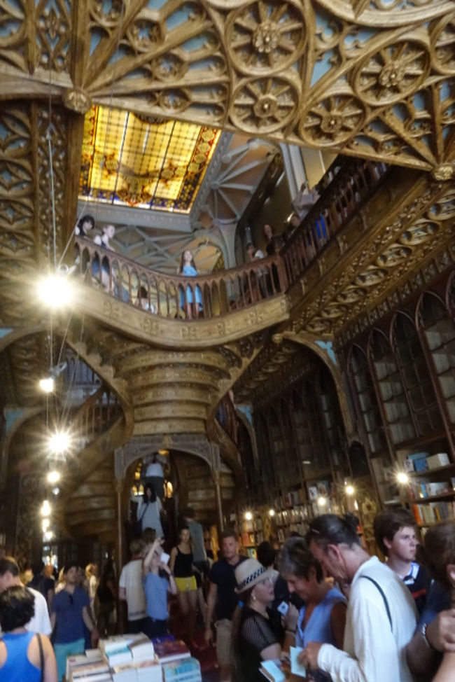 さらに西に進んで、人気の書店レロ・エ・イルマオンに行く。１８６９年創業。<br />ハリー・ポッターの作者がポルトに赴任していた時、この書店に影響を受けたのではないかと言われている。<br />１５分ほど並んだ。入場料もいる（３ユーロ）内装の凝った本屋。混んでいて大変だった。
