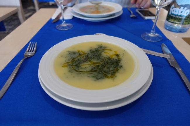 再び地下鉄に乗って中心部へいき、近くのレストランで夕食。<br />海藻入りのスープ。